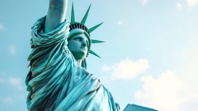 Statua della Libertà con skyline di New York sullo sfondo